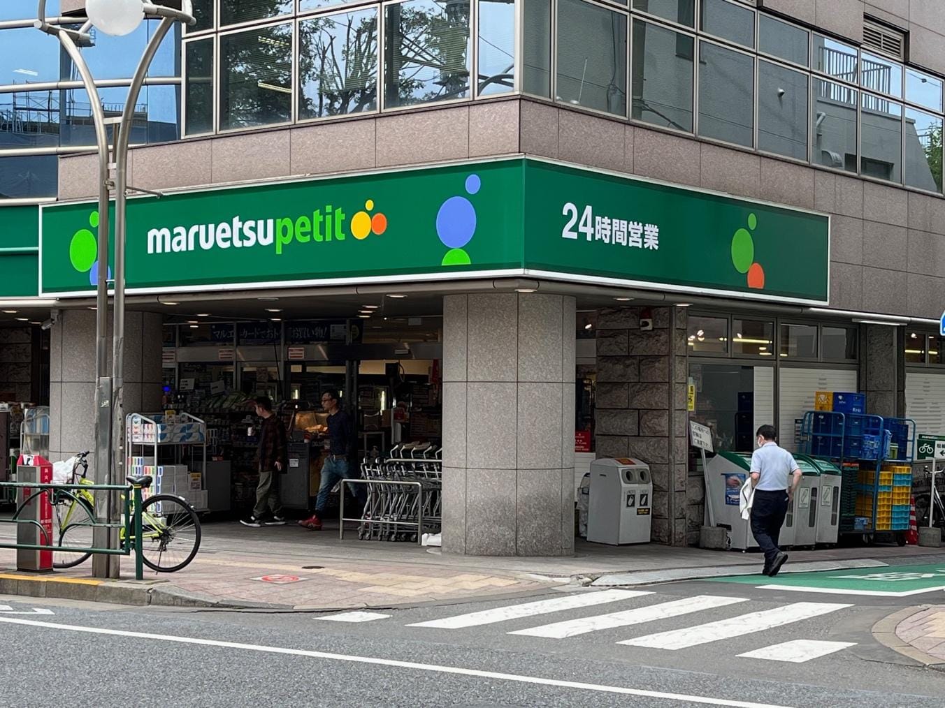 「パークシティ高田馬場」の斜（はす）向かいにある食品スーパーのマルエツプチ（筆者撮影）