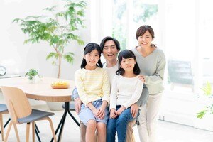 住宅ローンの借り換えを検討している家族