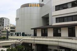 大宮駅を出発するニューシャトル2020系（出典：PIXTA）
