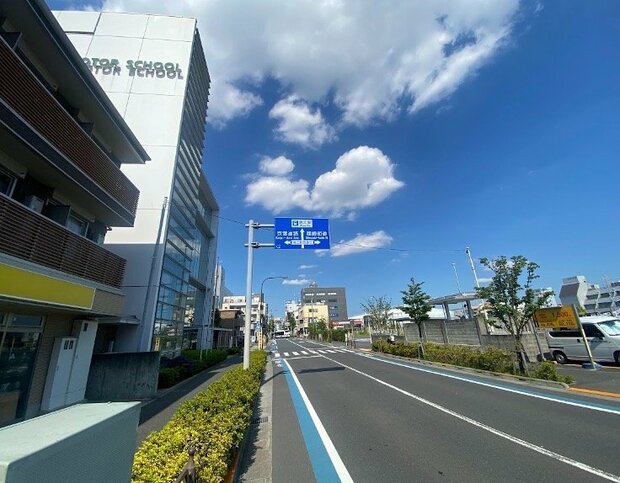 西部エリアから駅への道(筆者撮影)