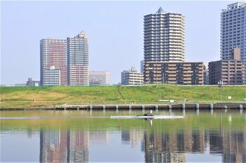荒川でボート練習をする人