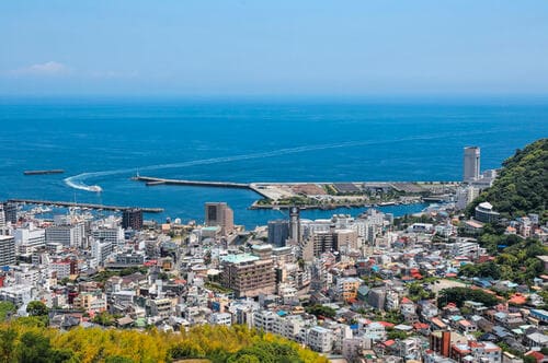 海と山に囲まれた熱海市