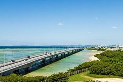 浦添市の海岸沿い（出典：PIXTA）