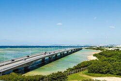 浦添市の海岸沿い（出典：PIXTA）