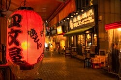 どこかなつかしい雰囲気の残る西荻窪・仲町通商店街（出典：PIXTA）