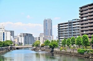 寒川大橋(都川)より大橋、千葉セントラルタワー方面を望む（出典：PIXTA）
