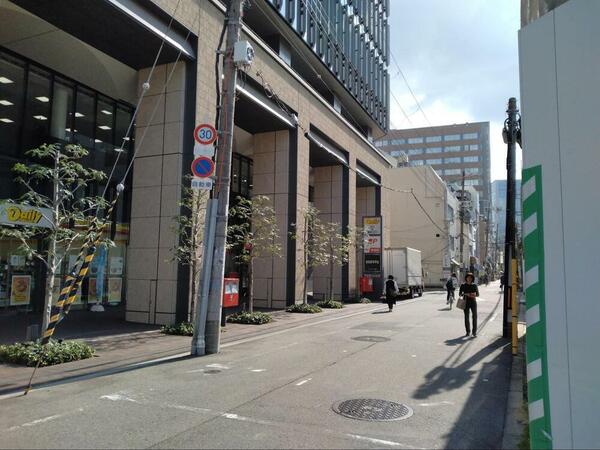 グランドメゾン西天満四丁目タワー前にはコンビニと郵便局がある（撮影：筆者）