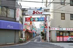荒川区東尾久にある尾久銀座（おぐぎんざ）の商店街（出典：PIXTA）