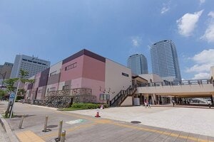 幕張のショッピング街と高層ビジネスビル（出典：PIXTA）