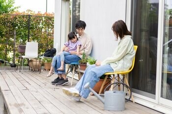 天気が良い日はウッドデッキで寛げる（出典：PIXTA）