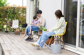 天気が良い日はウッドデッキで寛げる（出典：PIXTA）