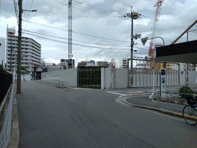「ジオタワー大阪十三」南西角から撮影した建設地の様子（筆者撮影）