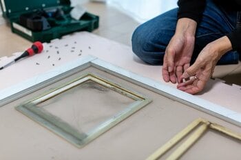 網戸にペットが出入りするドアを設置することもできる（出典：PIXTA）