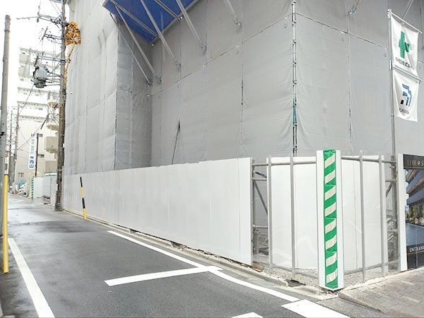 「プレサンス ジェネ上前津」建設地の北側に面している道路（筆者撮影）