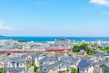 横須賀中央駅周辺は住宅地が広がっている