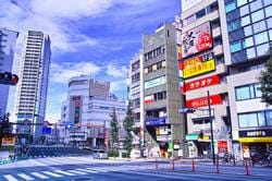 目黒駅東口の様子（出典：PIXTA）