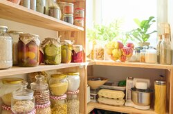 荷造り前に冷蔵庫やパントリーの中身を点検して、ストック品を把握する