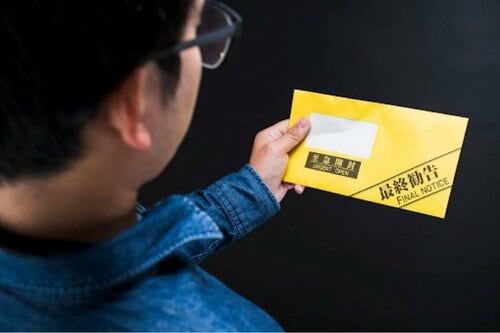 住宅ローンの滞納が続くと、文書で入金を催促することも　出典：PIXTA