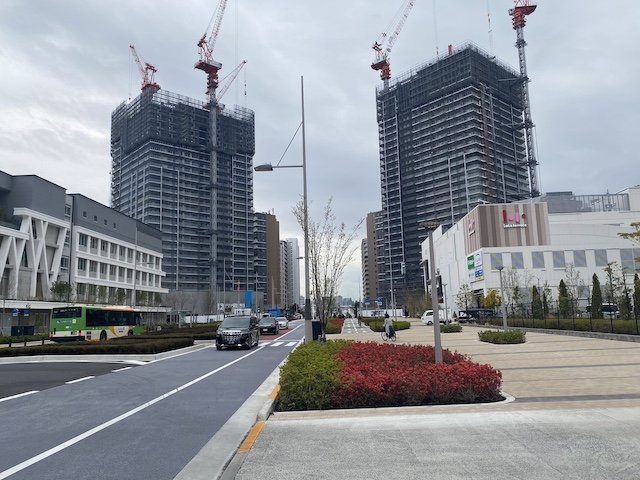 晴海フラッグ内の街のメインストリートには、「ららテラスHARUMI FLAG」やタワー棟がある