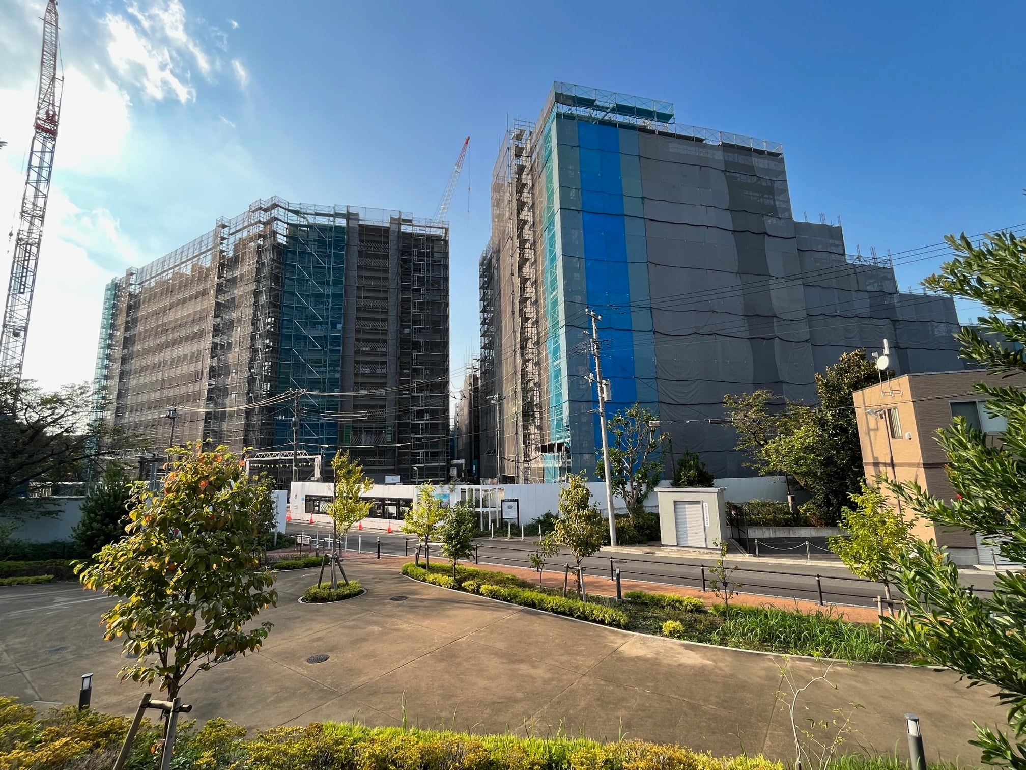 「プラウドシティ小竹向原」敷地南東側から見たところ。左側がフロントコート、右側がグランドコート（筆者撮影）