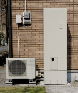 ヒートポンプ技術で機能的かつ経済的にお湯を沸かす「エコキュート」（出典：Pixta）