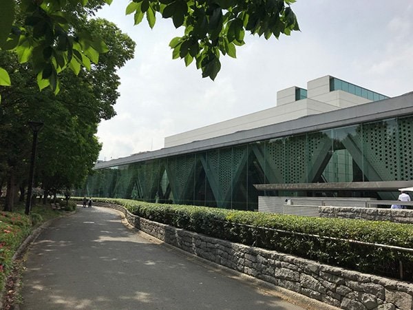 都立木場公園内の都立現代美術館 