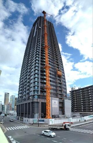 「シエリアタワー大阪堀江」現地北西側から、メインエントランス側（筆者撮影）