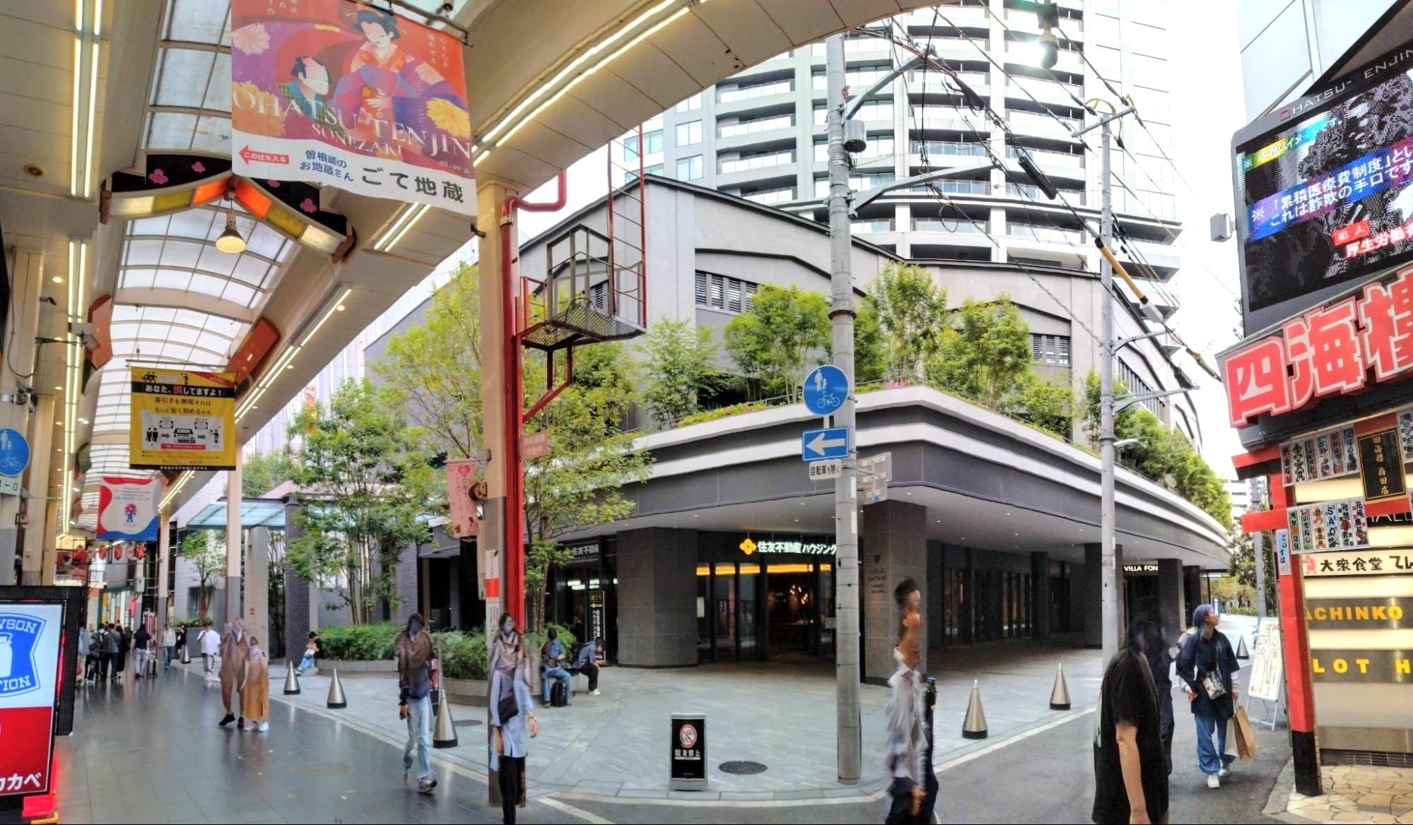 現地西側から、お初天神商店街・メインエントランス側（筆者撮影）