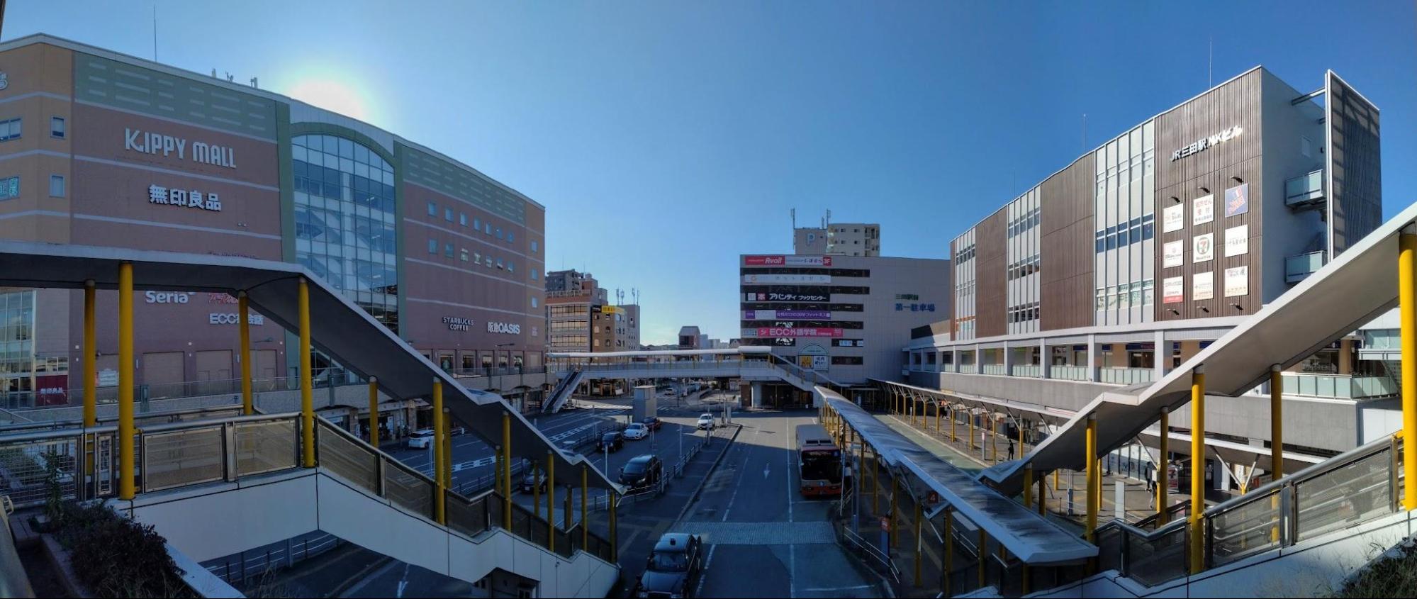 三田駅前デッキから「キッピーモール」など商業施設ビルの風景（筆者撮影）