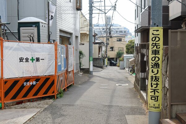 初台エリアの細い路地