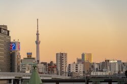 日暮里からスカイツリーを臨む（出典：PIXTA）