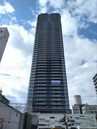 「シエリアタワー大阪堀江」現地東側から（筆者撮影）。