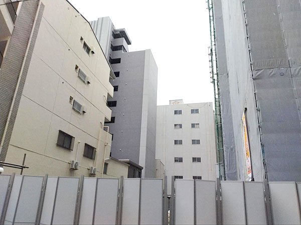「プレサンス ジェネ上前津」現地、東側の様子（筆者撮影）