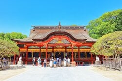 多くの参拝客でにぎわう太宰府天満宮
出典：Pixta