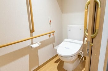 手すりの設置やドアを引き戸にする工夫（出典：PIXTA）