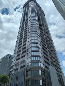 建設中の「ブランズタワー大阪本町」。工事途中だがデザイン性の高い外観