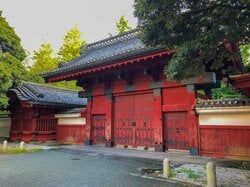 文京地区を象徴する東京大学の赤門（出典：PIXTA）