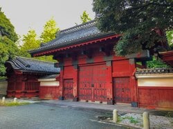 文京地区を象徴する東京大学の赤門（出典：PIXTA）