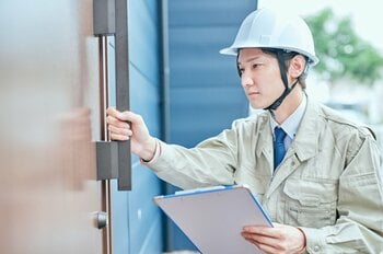 玄関リフォームは保証やアフターサービスの内容も考慮して業者を選びたい（出典：PIXTA）