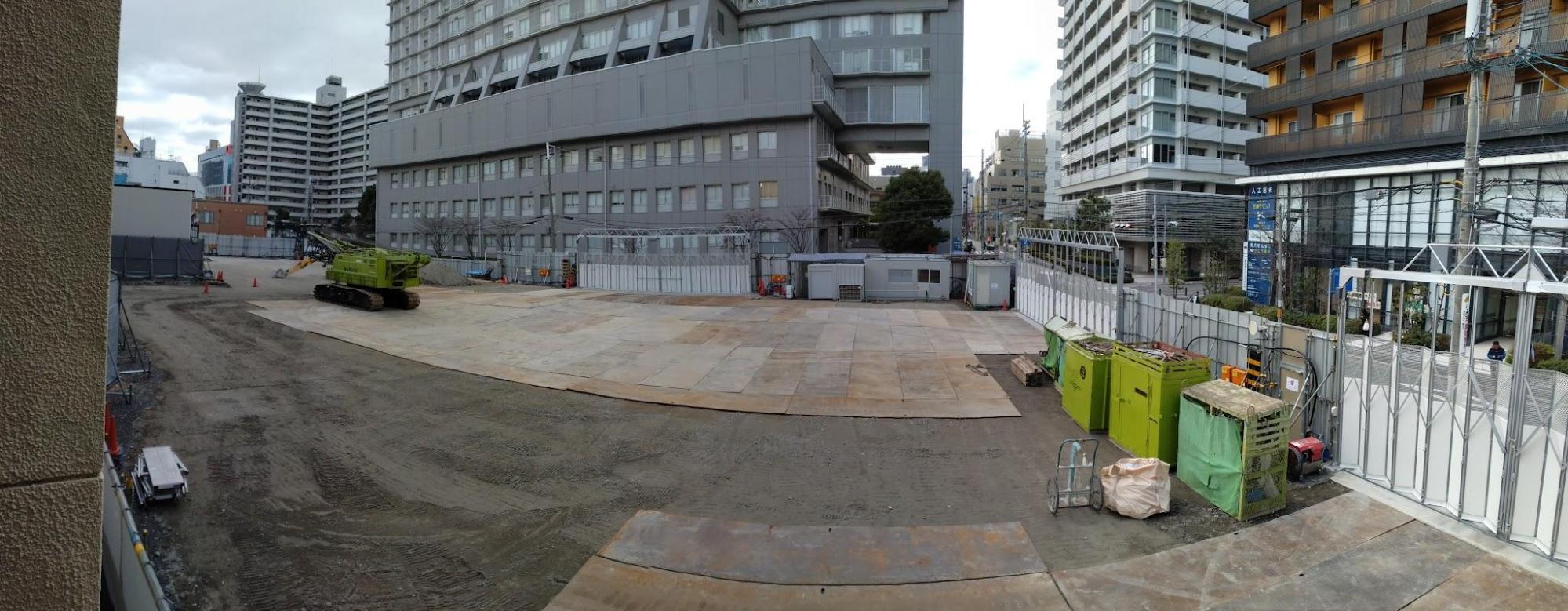 現地北側から。正面が北野病院、右側白いマンションがパークタワー梅田（筆者撮影）