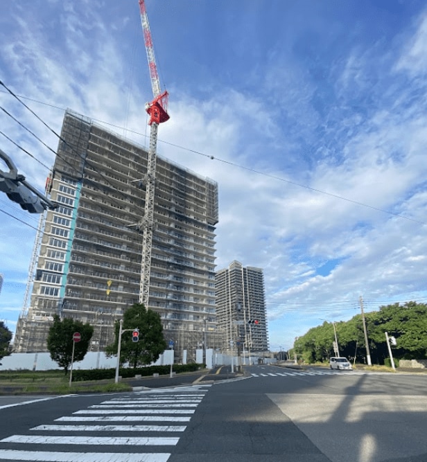建築中の「幕張ベイパークライズゲートタワー」（記者撮影）