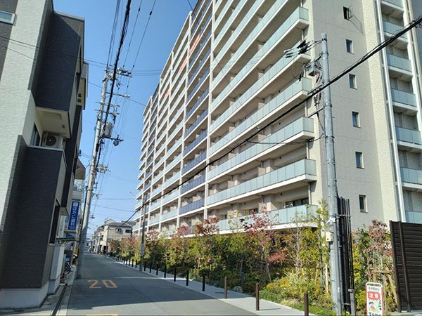「ローレルスクエアosaka link」の現地南側のブライトテラス（筆者撮影）
