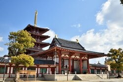 歴史ある四天王寺の五重塔　出典：Pixta
