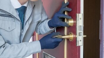 玄関ドアの交換はプロに任せるのが無難（出典：PIXTA）