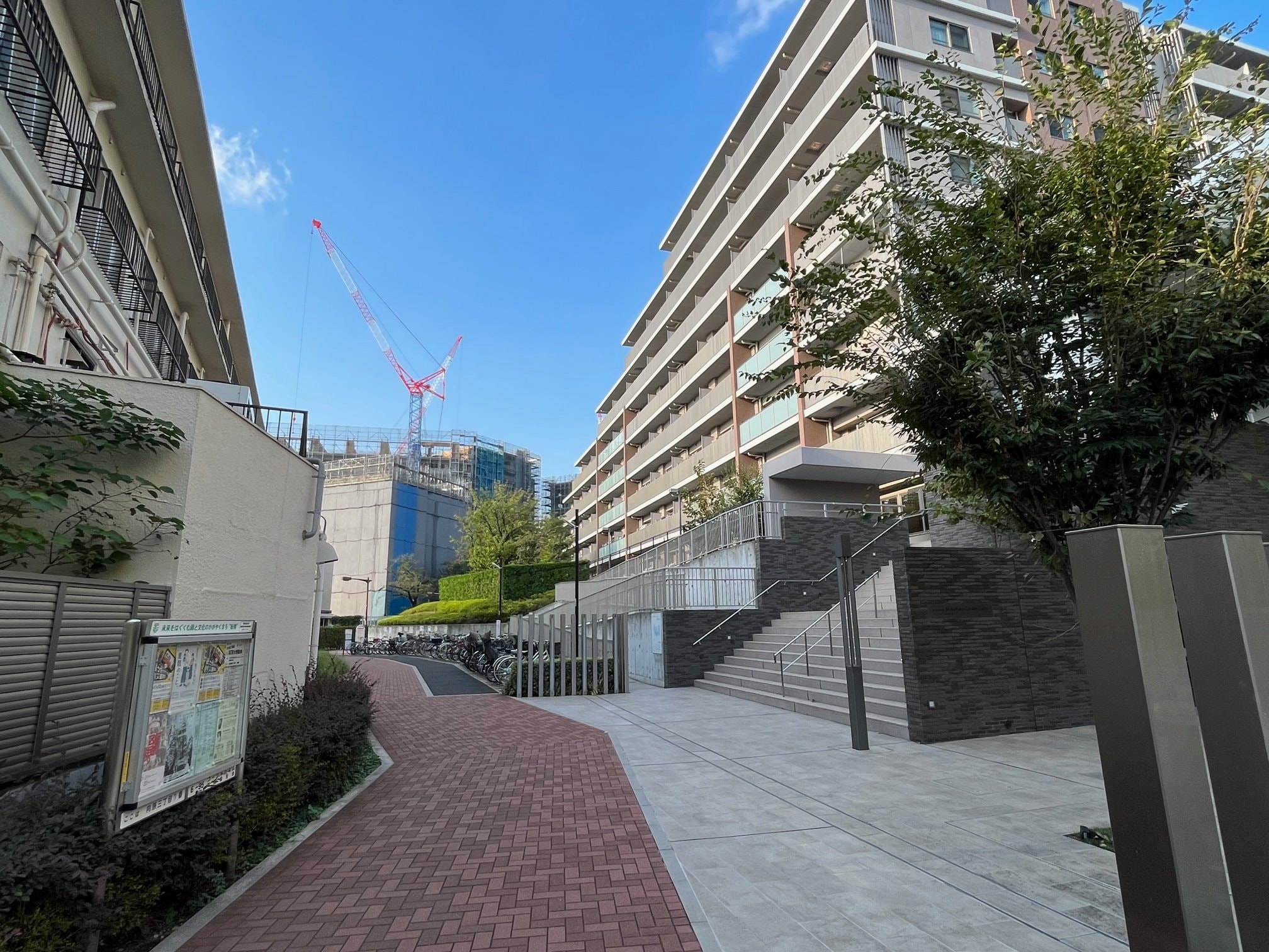 緑道奥に建設中の「プラウドシティ小竹向原」が見える（筆者撮影）