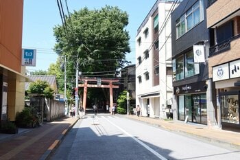 神楽坂駅から赤城神社方面