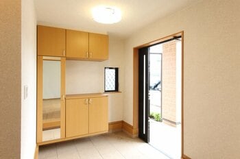 壁面収納なら傘やゴルフバッグなど縦に長い物もすっきり片つく（出典：PIXTA）