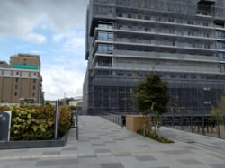 「Brillia Tower 箕面船場 TOP OF THE HILL」の2階エントランスにつながる歩行者デッキ