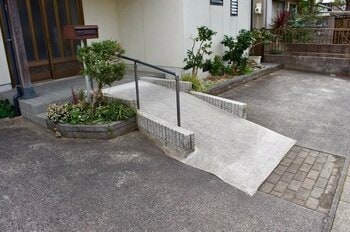 玄関の段差解消には、スロープ設置が有効だ（出典：PIXTA）