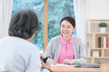 和室リフォームで介護保険を利用できないかケアマネジャーに相談してみよう（出典：PIXTA）